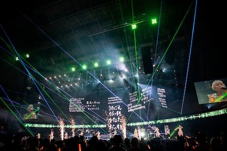 エビ中ファミリーのメッセージが映し出されたスクリーン。