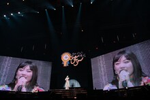 ステージを去る柏木ひなた。