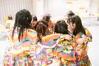 ライブを終えて抱き合うエビ中。