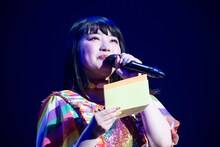 手紙を読み上げる柏木ひなた。