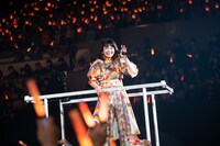 トロッコでアリーナを回る柏木ひなた。