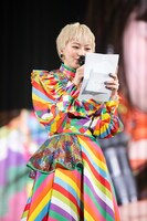 柏木ひなたの母からの手紙を代読する安本彩花。