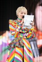 柏木ひなたの母からの手紙を代読する安本彩花。