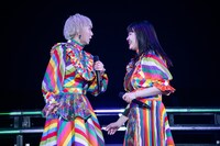 柏木ひなた（右）のアドリブセリフに目を丸くする安本彩花（左）。