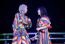 柏木ひなた（右）のアドリブセリフに目を丸くする安本彩花（左）。