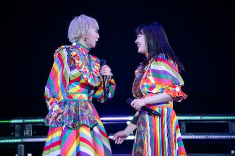 柏木ひなた（右）のアドリブセリフに目を丸くする安本彩花（左）。