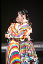 抱き合う柏木ひなた（左）と風見和香（右）。