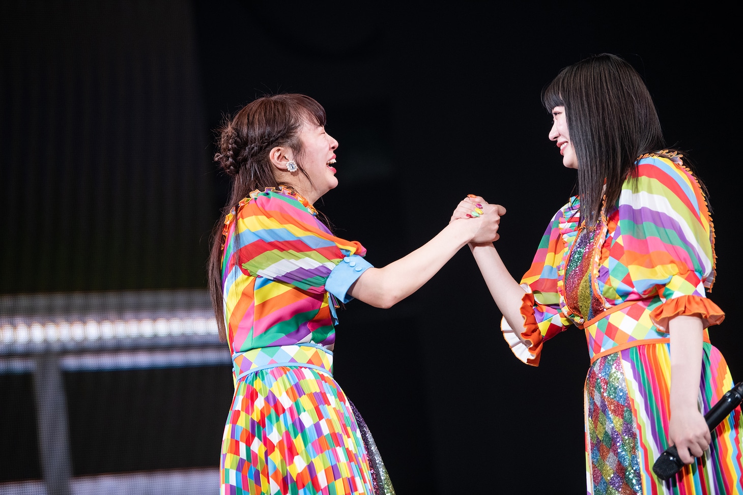 泣きながら握手する中山莉子（左）と柏木ひなた（右）。
