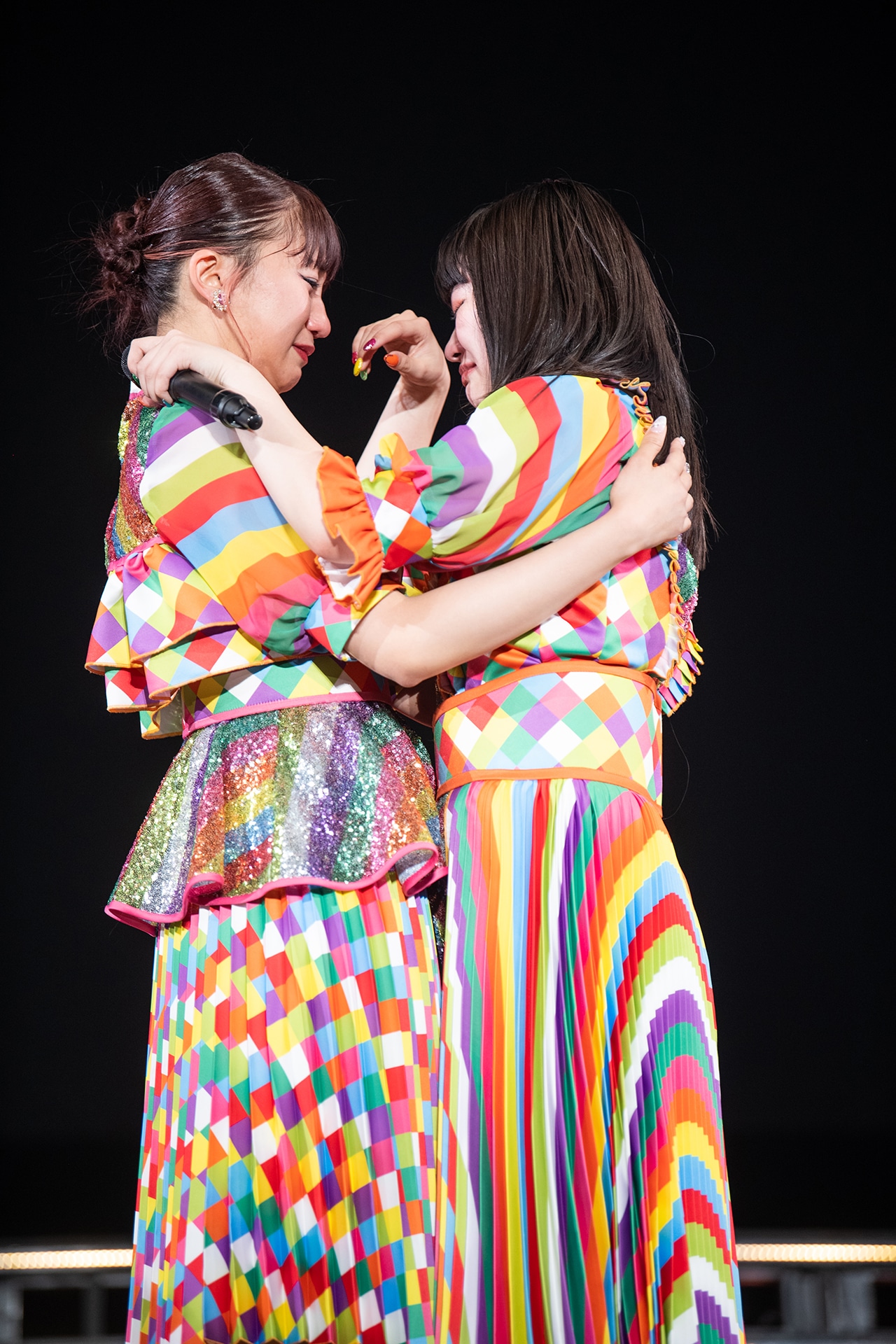 抱き合う星名美怜（左）と柏木ひなた（右）。