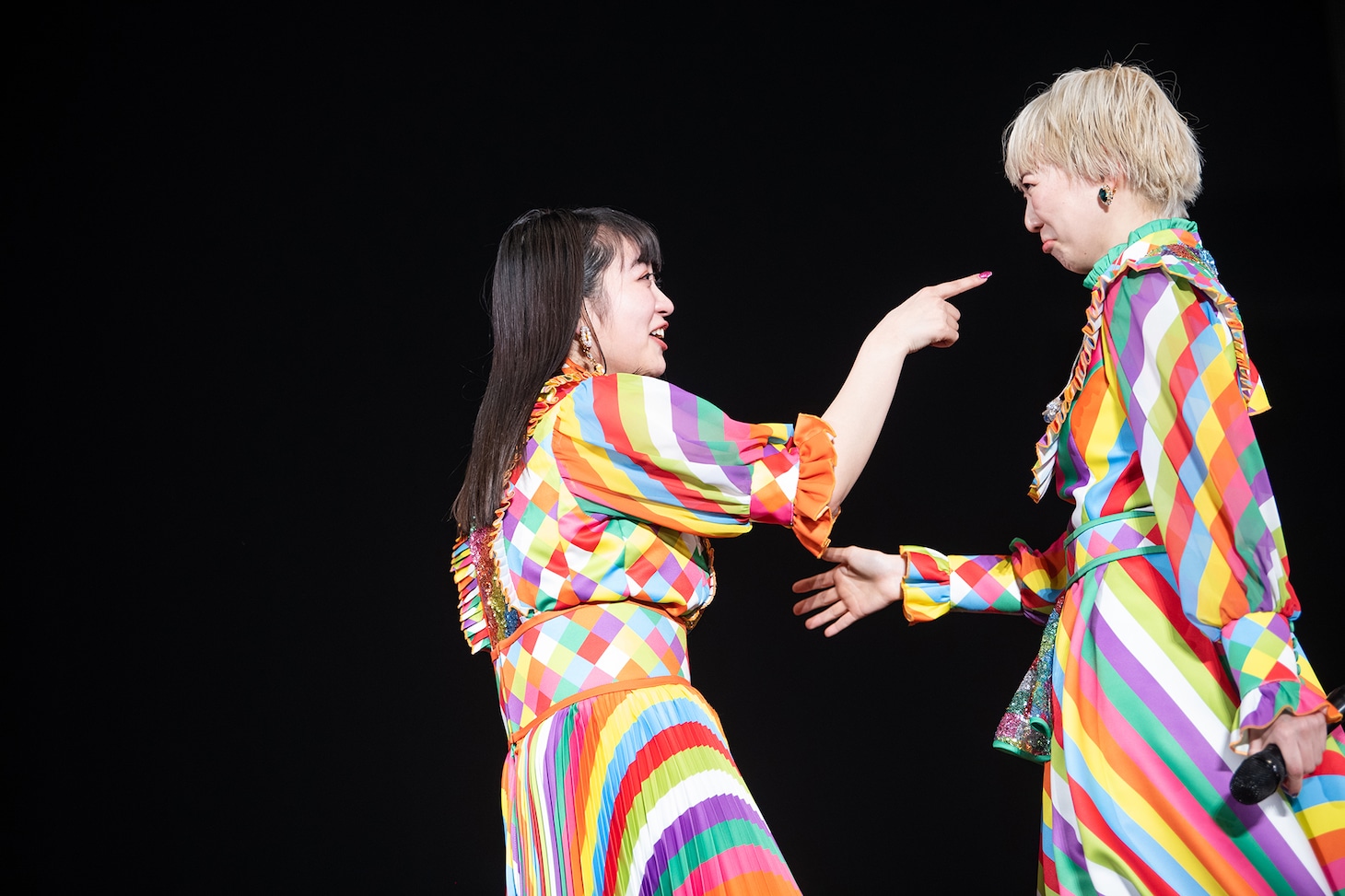 すごい顔になっている安本彩花（右）に爆笑する柏木ひなた（左）。