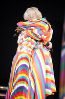 抱き合う柏木ひなた（左）と安本彩花（右）。