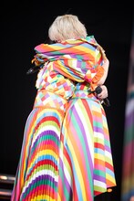 抱き合う柏木ひなた（左）と安本彩花（右）。