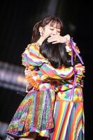 抱き合う真山りか（左）と柏木ひなた（右）。