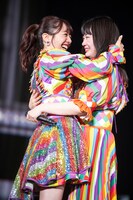 抱き合う真山りか（左）と柏木ひなた（右）。