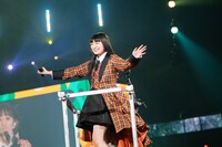 トロッコでアリーナを回る柏木ひなた。