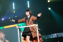 トロッコでアリーナを回る柏木ひなた。