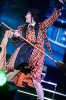 最後のほうきギターソロを披露する柏木ひなた。