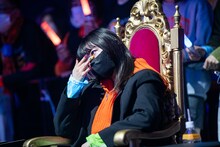 メンバーのパフォーマンスに感極まる柏木ひなた。