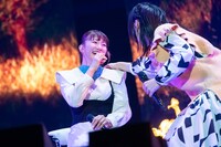 星名美怜（左）に駆け寄る小林歌穂（右）。