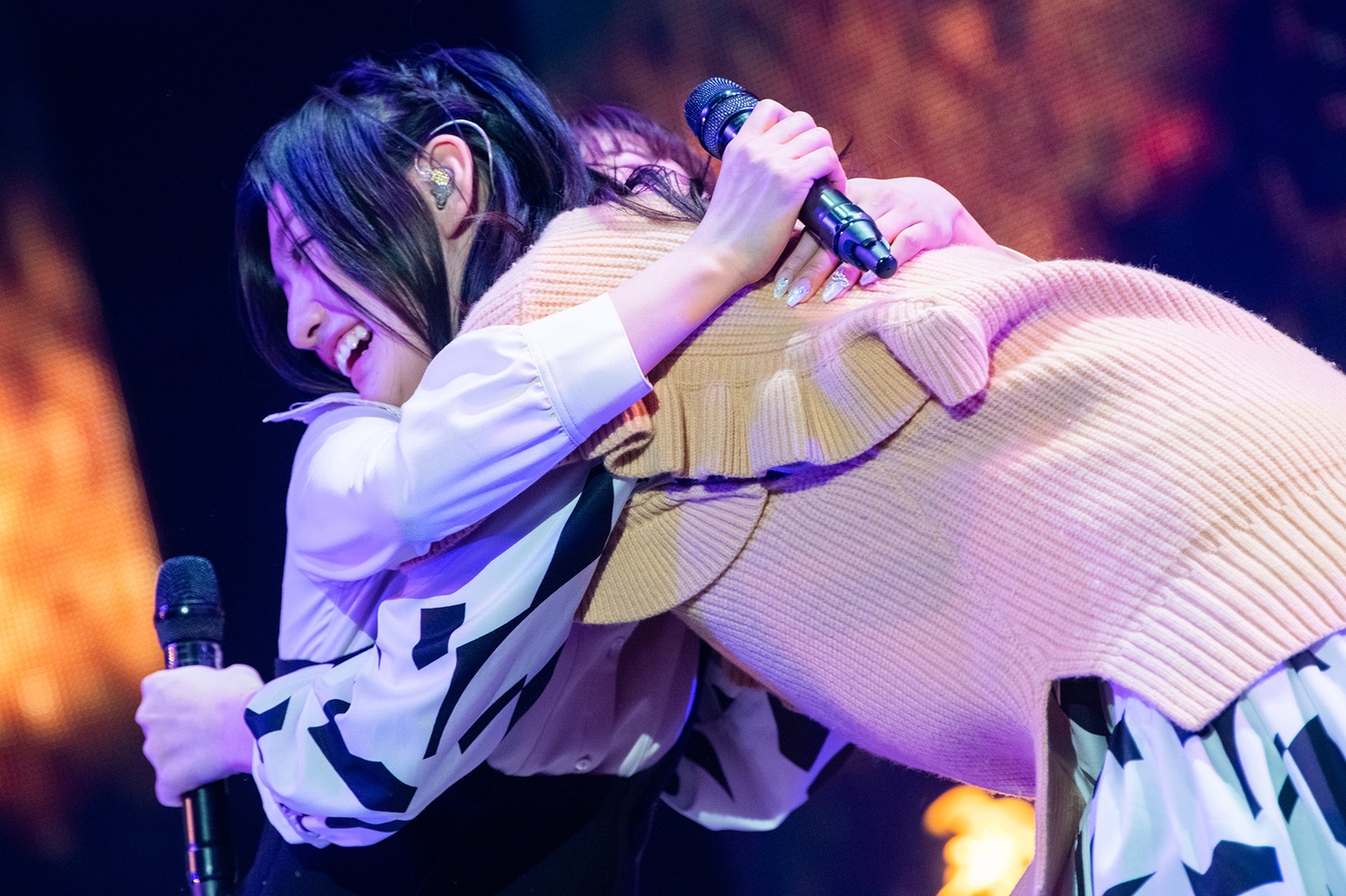 思わず抱き合う星名美怜（左）と小林歌穂（右）。
