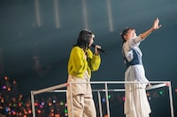 トロッコで移動する小久保柚乃（左）と中山莉子（右）。