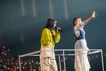 トロッコで移動する小久保柚乃（左）と中山莉子（右）。