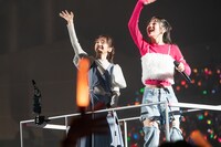 トロッコで移動する真山りか（左）と桜木心菜（右）。