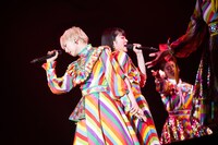 背中合わせで歌う安本彩花（左）と柏木ひなた（右）。