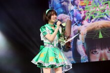 でんぱ組.incから色紙と花束を受け取った愛川こずえ。（撮影：チェリーマン）