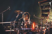 真矢（Dr）（撮影：田辺佳子、横山マサト、岡田裕介、清水義史）