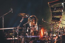 真矢（Dr）（撮影：田辺佳子、横山マサト、岡田裕介、清水義史）