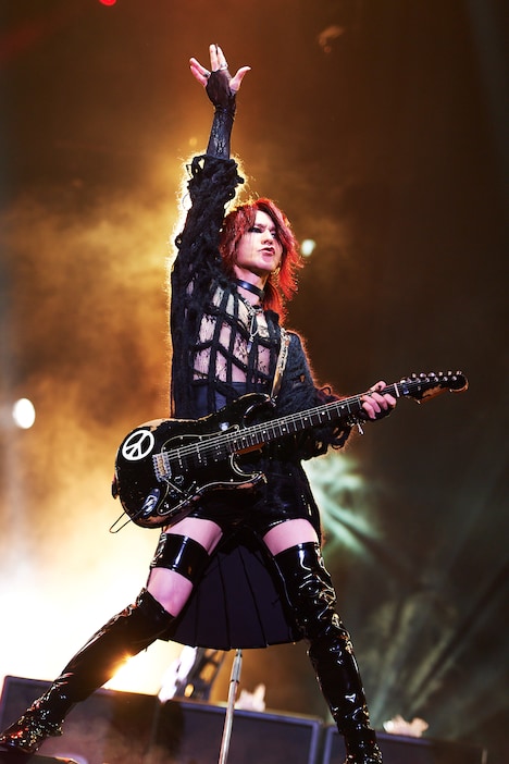 SUGIZO（G, Violin）（撮影：田辺佳子、横山マサト、岡田裕介、清水義史）