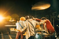 オレンジスパイニクラブ「ワンマンツアー2022～グッバイ過去、それからあとはサンキュー！～」12月14日公演の様子。（撮影：横山マサト）