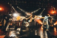 オレンジスパイニクラブ「ワンマンツアー2022～グッバイ過去、それからあとはサンキュー！～」12月14日公演の様子。（撮影：横山マサト）