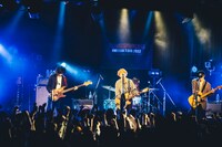 オレンジスパイニクラブ「ワンマンツアー2022～グッバイ過去、それからあとはサンキュー！～」12月14日公演の様子。（撮影：横山マサト）