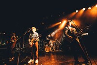 オレンジスパイニクラブ「ワンマンツアー2022～グッバイ過去、それからあとはサンキュー！～」12月14日公演の様子。（撮影：横山マサト）