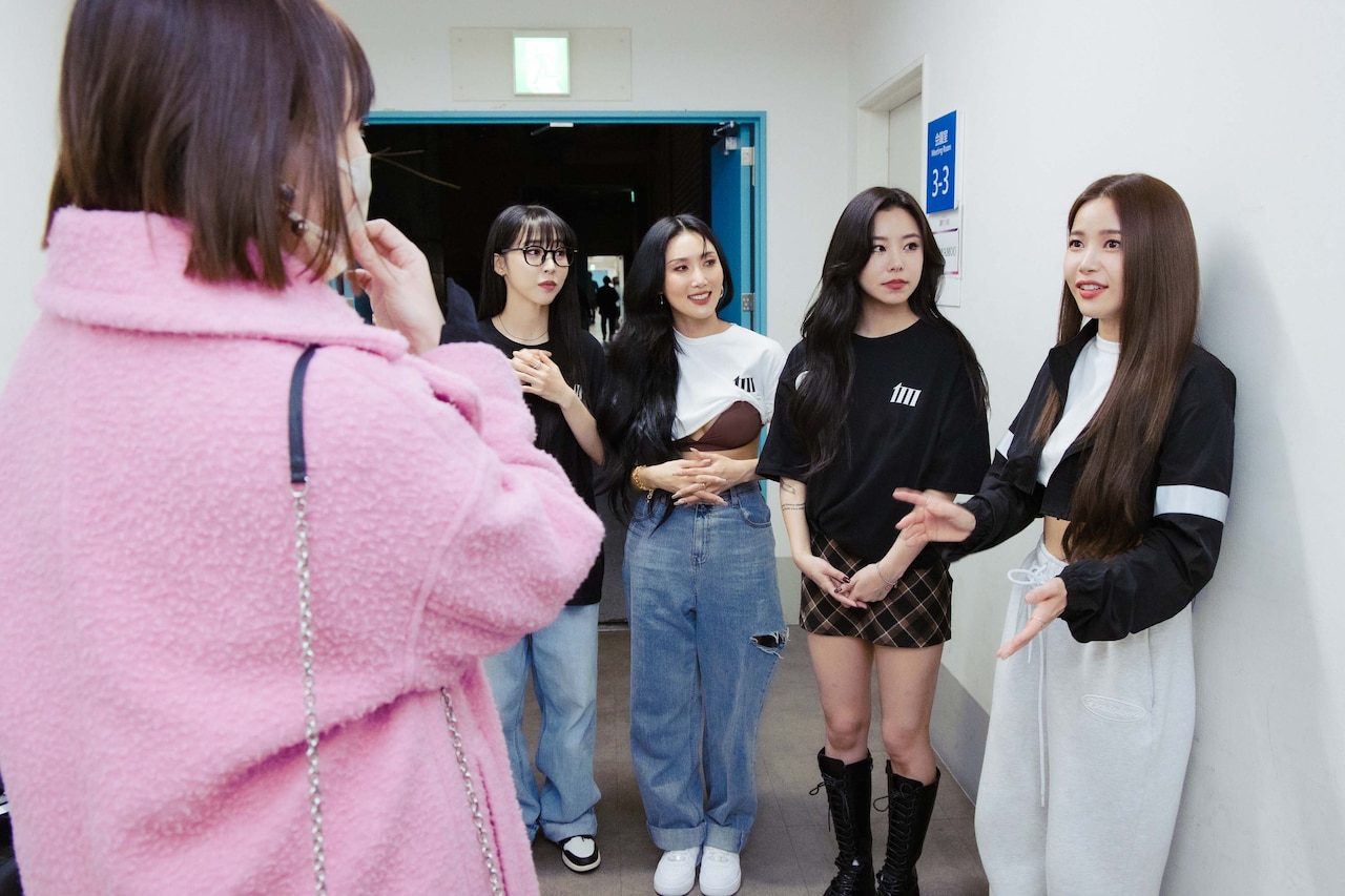 ライブを終えた直後のMAMAMOOがついに登場。左から土岐麻子、ムンビョル、ファサ、フィイン、ソラ。