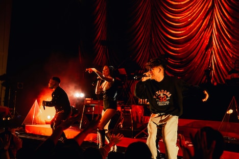 「LONGINESS Remix」のパフォーマンスの様子。（撮影：YUKIKAZE）