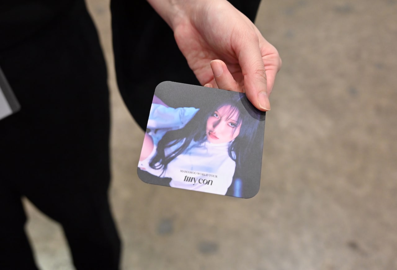 コラボドリンク、フードはランダムのコースター付き。土岐のもとにはファサがやってきた。