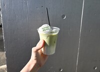大根をイメージした「MOO DRINK」。味はしぼり汁ではなく抹茶ミルク。このほか「1,2,3 Eoi!」と題されたイチゴミルクや「4members PIZZA」など、さまざまなドリンクとフードが販売されていた。