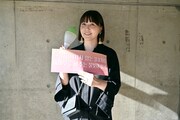 ムムボンとスローガンを手に開演を待つ土岐麻子。