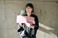 ムムボンとスローガンを手に開演を待つ土岐麻子。