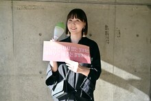 ムムボンとスローガンを手に開演を待つ土岐麻子。