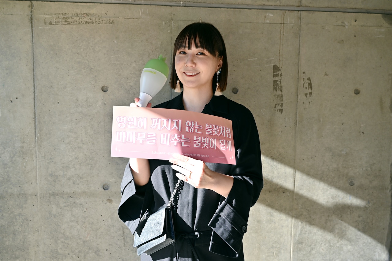 ムムボンとスローガンを手に開演を待つ土岐麻子。