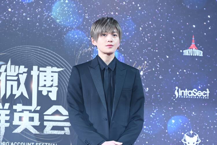 ファンタ八木勇征がシックなスーツ姿でWeibo授賞式に登壇、「美しい彼 