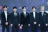 左から與那城奨、河野純喜、豆原一成、川尻蓮、白岩瑠姫。