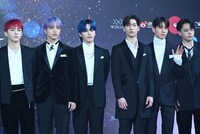 左から川西拓実、大平祥生、木全翔也、金城碧海、佐藤景瑚、鶴房汐恩。