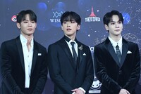 左から與那城奨、河野純喜、豆原一成。