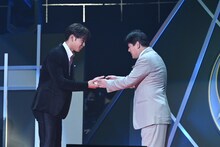 トロフィーを受け取るリーダーの與那城奨。