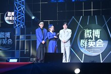 左からGARNiDELiA、プレゼンターの石崎氏。